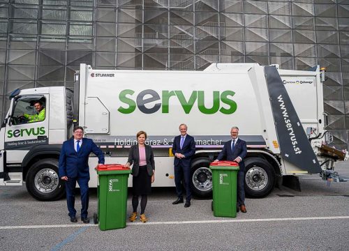 Frank Dicker, Judith Schwentner, Günther Riegler und Harald Posch vor dem getesteten SERVUS E-Müll LKW in Graz.